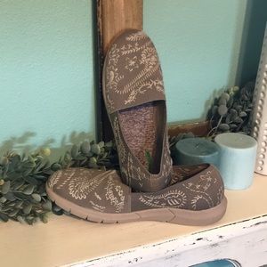 Bare traps memory foam shoes